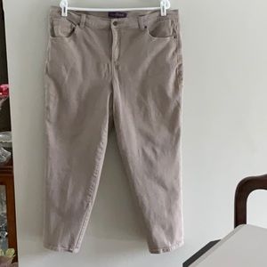 Gloria Vanderbilt 5 pocket jeans. Size 18W
